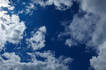 Obraz premium Blauer Himmel mit vielen Wolken