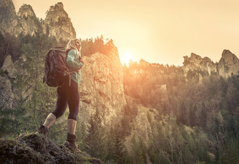 Obraz premium Kobieta na wycieczkę po górach w spreeng czasie.