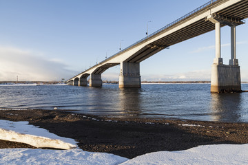 У моста. Весна