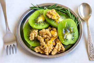 Fresh kiwi fruit with walnuts and honey.