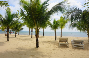 Strand und Liegestühle auf Phu Quoc, Vietnam