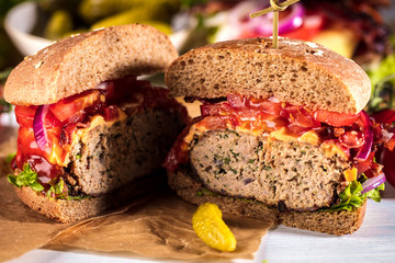 Gourmet Burger mit verschiednen zutaten  