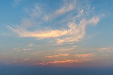 Fototapeta premium Kolorowe chmury w zmierzchu niebie