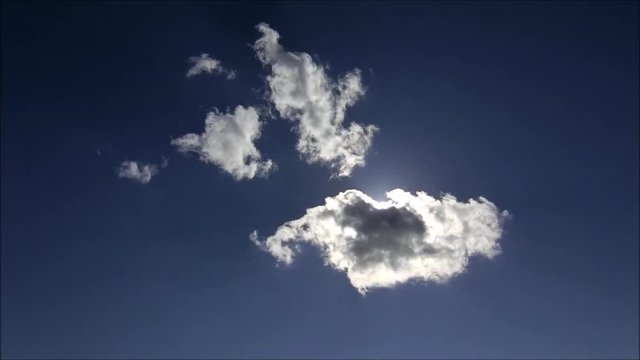 太陽と流れる雲