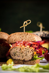 Gourmet Burger mit verschiednen zutaten  