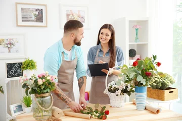 Photo sur Aluminium Fleuriste Fleuristes masculins et féminins au lieu de travail