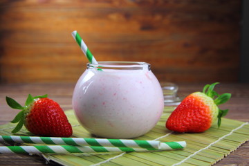 клубничный смузи  в кувшине со свежей клубникой 