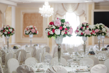 flower arrangement white tablecloth