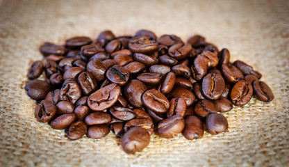 Kaffeebohnen auf Leinentuch