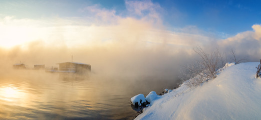 рыбацкий домик на водоеме в тумане зимой, Россия, Урал © 7ynp100