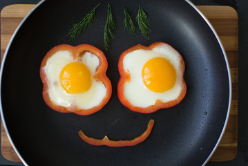 Яичница в сладком перце в виде доброго лица.