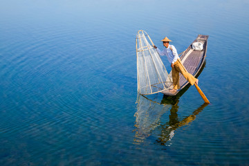Intha Fischer auf dem Inle Lake in Myanmar