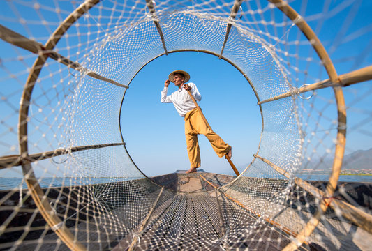 Intha Fischer auf dem Inle Lake in Myanmar