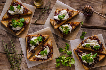 Rustic toast with caramelized onion and goat cheese