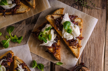 Rustic toast with caramelized onion and goat cheese