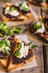 Rustic toast with caramelized onion and goat cheese