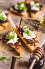 Rustic toast with caramelized onion and goat cheese