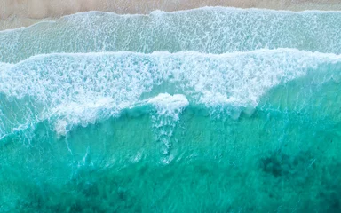 Poster Luchtfoto. Top view.amazing natuur achtergrond. De kleur van het water en prachtig helder. Azuurblauw strand met rotsachtige bergen en helder water van de oceaan van Thailand op zonnige dag. © MAGNIFIER