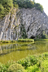 Fototapeta na wymiar falaise et rivière
