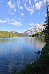 Fototapeta na wymiar lac de montagne canadien