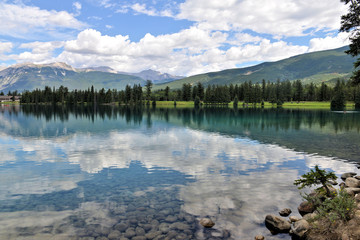 reflet dans un lac de montagne