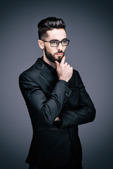 Obraz premium Portrait d'un jeune homme d'affaires songeur