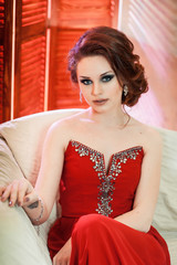 девушка в красном платье