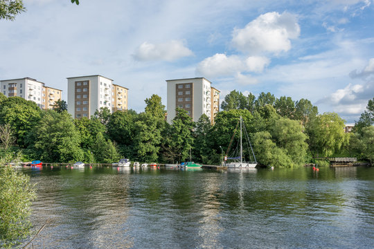 Reimersholme med sina h&ouml;ga hyreshus  ligger p&aring; andra sidan av l&aring;ngholmskanalen och &auml;r ett fin och lummig holme. (2 av 4)