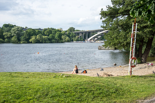 Badstrand p&aring; L&aring;ngholmen i Stockholm med sin lummiga och fina natur  (2 av 5)