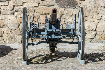 Kanon utanför det vackra Örebro slott som uppfördes någon gång under 1700 talet och är i dag...