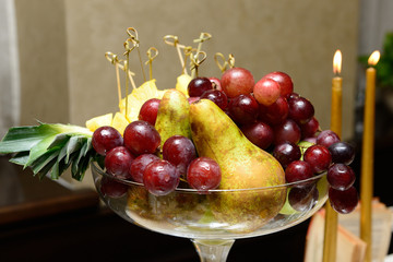 красивые фрукты в вазе