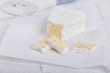 Aromatic brie cheese with walntus