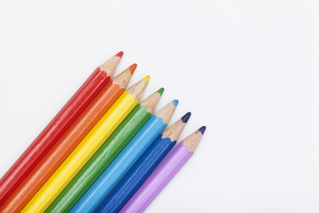 Fototapeta premium colored pencils laid out in the order of the colors of the rainbow