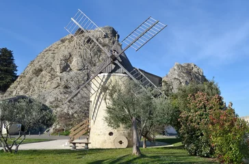 Foto op Plexiglas Molens Le moulin de Pierrelatte