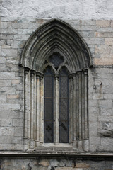 Fototapeta na wymiar Fassadendetail mit Fenster aus der Gotik an der Domkirke von Bergen, Hordaland, Norwegen