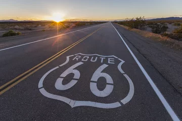Fototapeten Route 66 Highway Zeichen Sonnenuntergang in der kalifornischen Mojave-Wüste. © trekandphoto