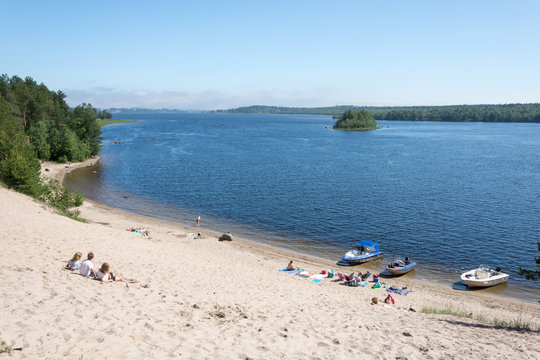 Niporna i Karlsvik &auml;r en popul&auml;r badstran f&ouml;r Lue&aring; borna som kommer l&auml;ndv&auml;gen eller med b&aring;t f&ouml;r att njuta av den fina stranden