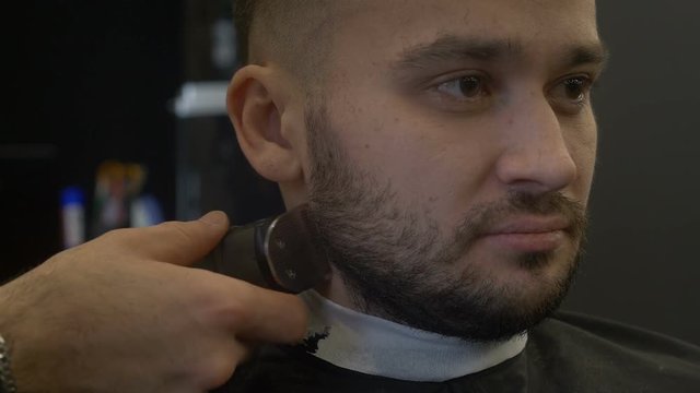 Stylist hair dub beard using machines