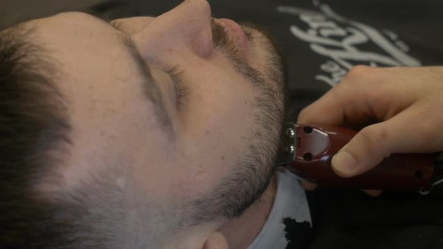 Stylist hair dub beard using machines