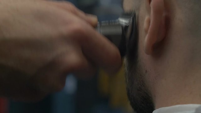 The man barber beard dub to the client
