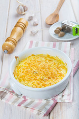 Espinacas a la crema bechamel gratinadas con queso en el horno vegetales en la comida para una dieta sana