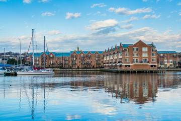 Fototapeta premium Residences and boats on the waterfront in Canton, Baltimore, Maryland.