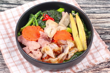 Fried big noodle with Chinese kale ,pork,vegetable in soup.