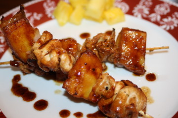 spiedini di pollo con cubetti di ananas in salsa di soia