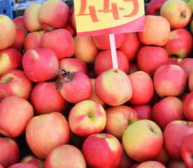 Red apple sales in greengrocery and greengrocery
