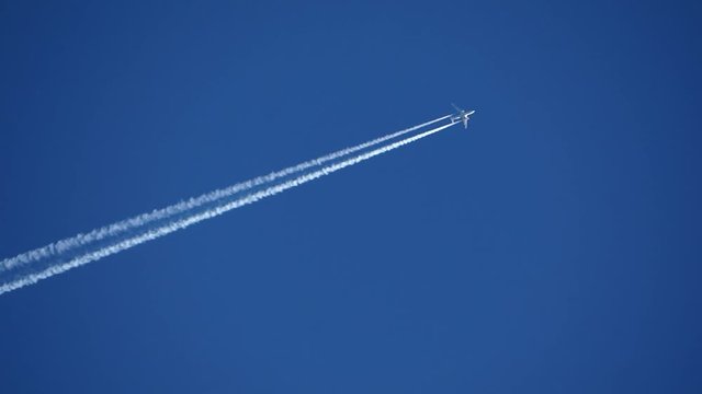 the plane is flying in the sky with the trace