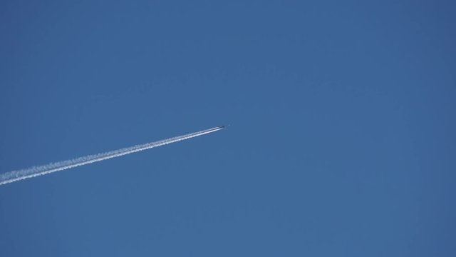 the plane is flying in the sky with the trace 2