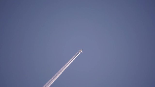 the plane is flying in the sky with the trace 3