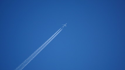 Flugzeug zieht Streifen am Himmel
