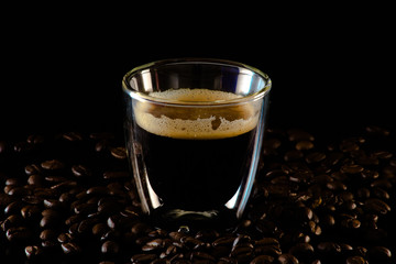 Kaffeetasse mit Kaffee und Kaffeebohnen